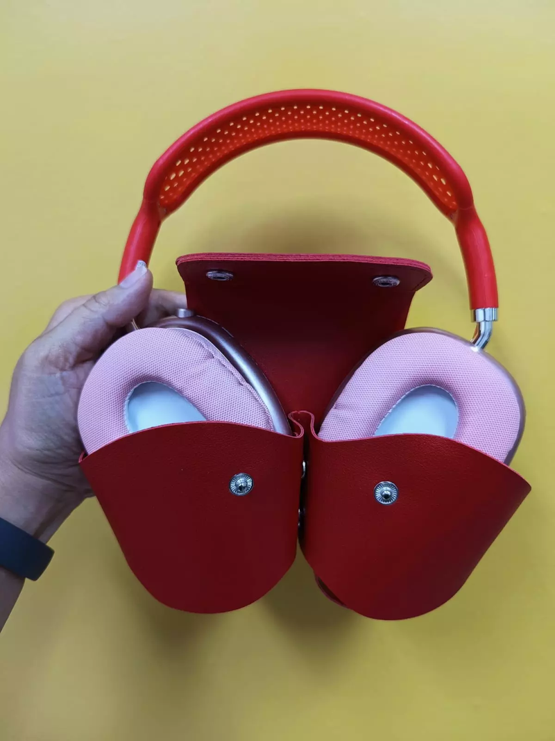 AirPods Max com capa protetora